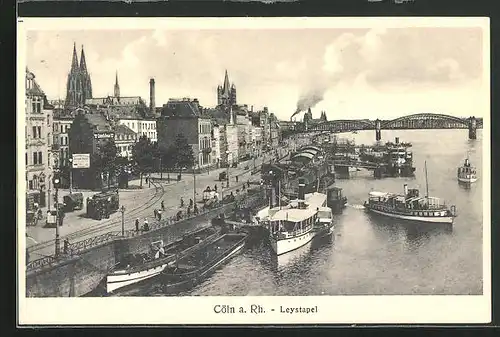 AK Köln a. Rhein, am Leystapel, Schiffe am Ufer, Domblick