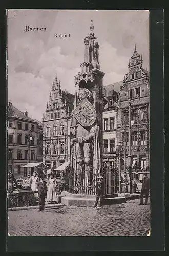 AK Bremen, Passanten am Roland Denkmal