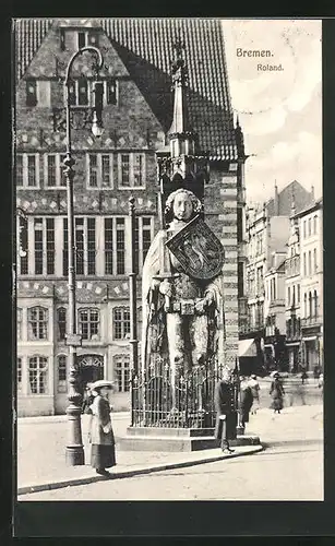 AK Bremen, ein Schutzmann am Roland Denkmal