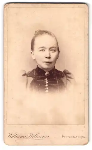 Fotografie Williams & Williams, Newport, Portrait schöne junge Frau mit Brosche am Kragen