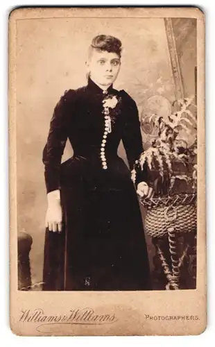Fotografie Williams & Williams, Newport, Portrait schöne junge Frau im schwarzen Kleid