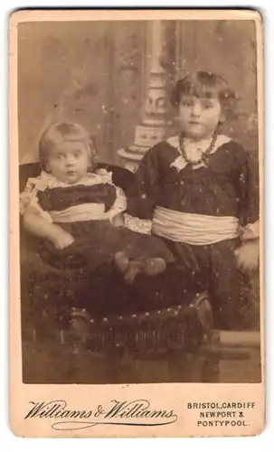 Fotografie Williams & Williams, Newport, Portrait zwei bildhübsche Mädchen in tollen Kleidern