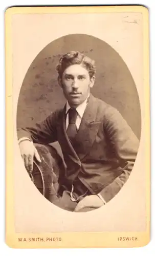 Fotografie W. A. Smith, Ipswich, 18 Brook Street, Portrait charmanter junger Mann in Krawatte und Jackett