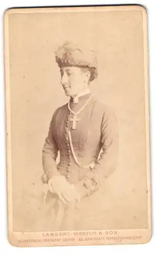 Fotografie Lambert - Weston & Son, Folkestone, 23 Sandgate Road, Portrait bildschöne junge Frau mit Hut im Kleid