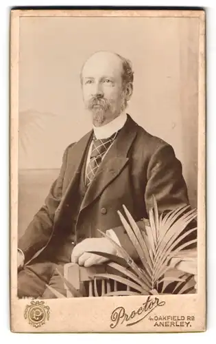 Fotografie Proctor, Anerley, 4 Oakfield Road, Portrait stattlicher Herr mit Vollbart im Anzug