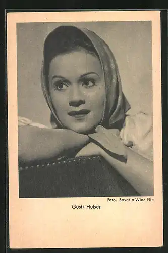 AK Schauspielerin Gusti Huber mit Kopftuch