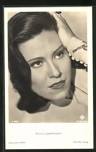 AK Schauspielerin Anna Dammann mit braunem Haar