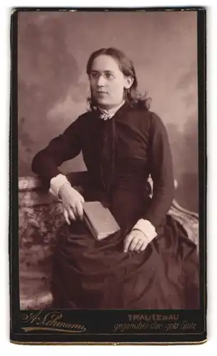 Fotografie A. Lehmann, Trautenau, Dame im dunklen Kleid mit Zwicker und Buch
