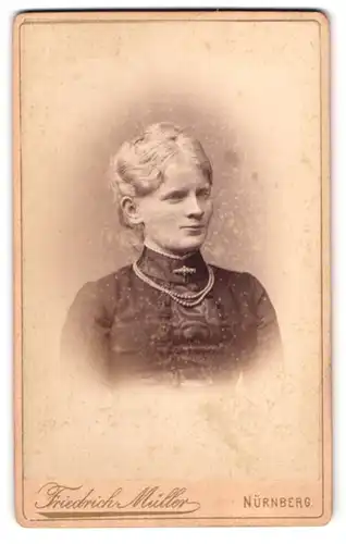 Fotografie Friedrich Müller, Nürnberg, Am Sternthor, blonde Dame mit Halsketten