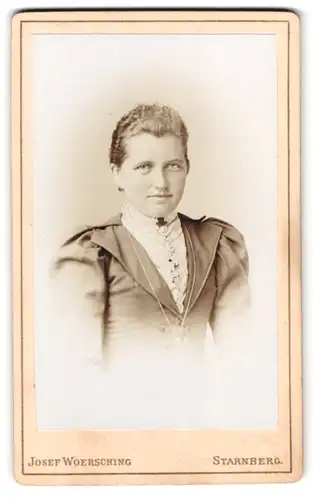 Fotografie Josef Woersching, Starnberg, lächelndes Fräulein mit Halskette