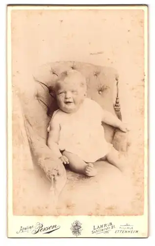 Fotografie Person, Lahr i.B., Schillerstrasse 21, feistes Kleinkind auf Sessel