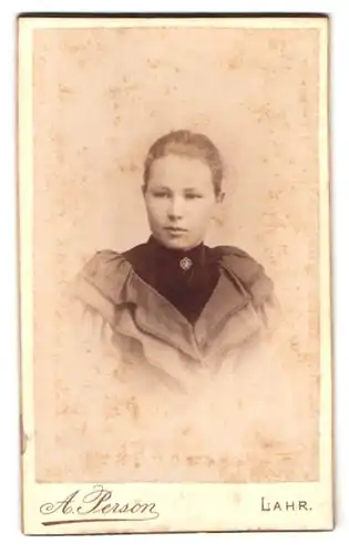 Fotografie A. Person, Lahr, Schillerstrasse 21, Mädchen in dunklem Kleid mit Anstecker