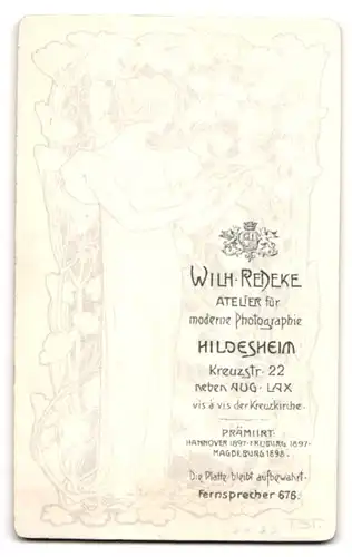 Fotografie Wilhelm Redeke, Hildesheim, Kreuzstrasse 22, Kleinkind in weissem Kleid