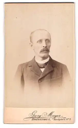 Fotografie Georg Meyer, Braunschweig, Bankplatz 3, hagerer Bürgerlicher mit Schnauzbart