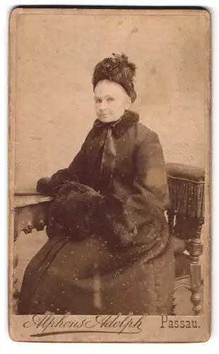 Fotografie Alphonse Adolph, Passau, Kl. Exercir-Platz, alte Dame mit schwarzem Muff