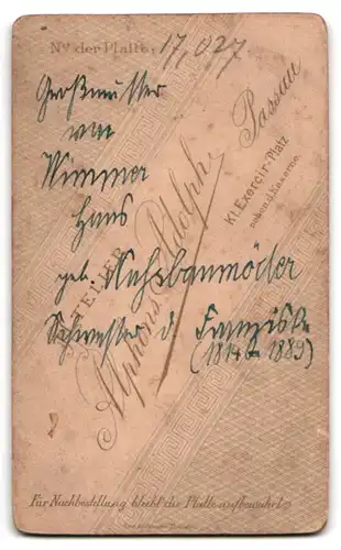 Fotografie Alphonse Adolph, Passau, Kl. Exercir-Platz, alte Dame mit schwarzem Muff
