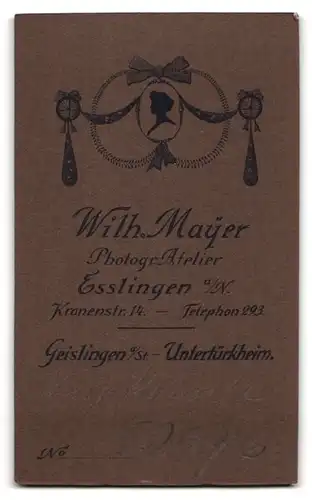 Fotografie Wilhelm Mayer, Esslingen, Kronenstrasse 14, fröhliches Kleinkind auf Schafsfell