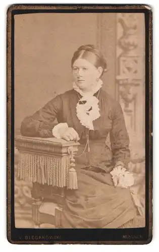 Fotografie V. Bieganowski, München, Klenzestrasse 23, Frau in dunklem Kleid