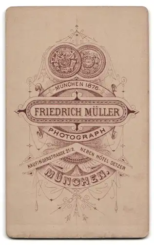 Fotografie Friedrich Müller, München, Kaufingerstrasse 21 /2, junger Bürgerlicher mit Schnauzbart und Fliege