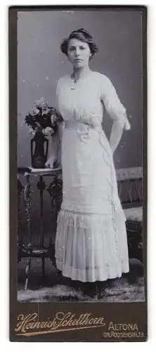 Fotografie Heinrich Schellhorn, Hamburg-Altona, Gr. Roosenstrasse 73, Portrait junge Dame in weisser Kleidung