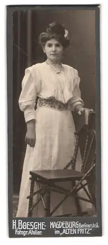 Fotografie H. Boesche, Magdeburg, Berlinerstrasse 9, Portrait weiss gekleidete Dame mit Hochsteckfrisur