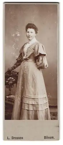 Fotografie L. Dressen, Büsum, Portrait junge Dame im modischen Kleid