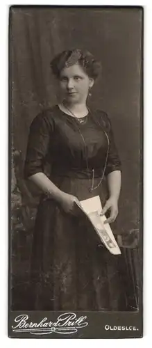 Fotografie Bernhard Prill, Oldesloe, Portrait junge Dame im Kleid mit Halskette