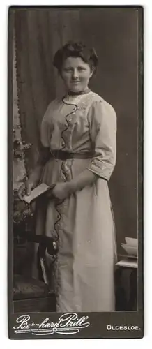 Fotografie Bernhard Prill, Oldesloe, Portrait junge Dame im modischen Kleid