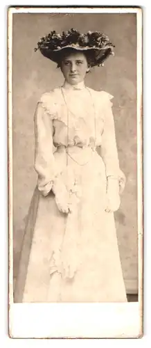 Fotografie unbekannter Fotograf und Ort, Portrait junge Dame im weissen Kleid mit Hut