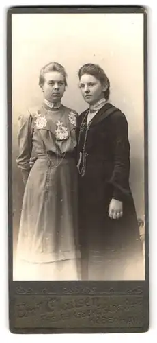 Fotografie Emil Clausen, Kobenhavn, Frederiksberggade 34, Portrait zwei junge Damen in modischen Kleidern