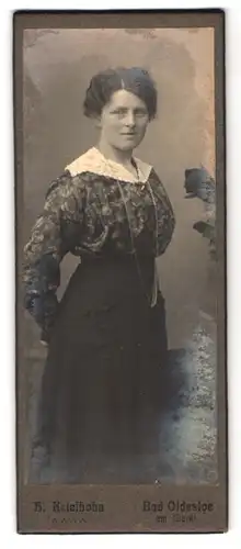 Fotografie H. Ketelhohn, Bad Oldesloe, Portrait junge Dame in hübscher Bluse und Rock