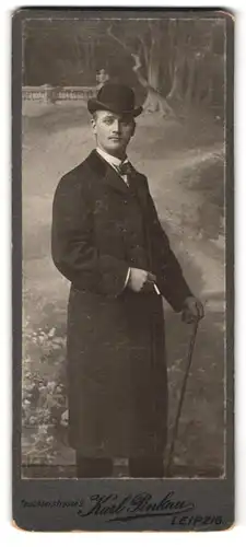 Fotografie Karl Pinkau, Leipzig, Tauchaerstrasse 9, Portrait junger Herr im Mantel mit Zigarette