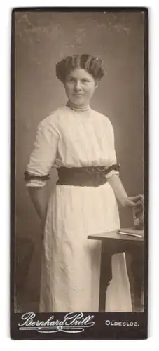 Fotografie Bernhard Prill, Oldesloe, Portrait weiss gekleidete Dame mit Perlenkette