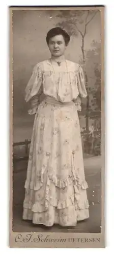 Fotografie C. J. Schweim, Uetersen, Portrait junge Dame im geblümten Kleid