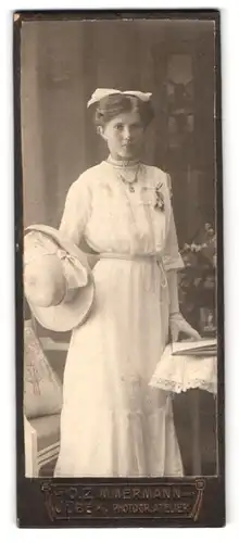 Fotografie O. Zimmermann, Jübek, Portrait weiss gekleidete Dame mit Hut