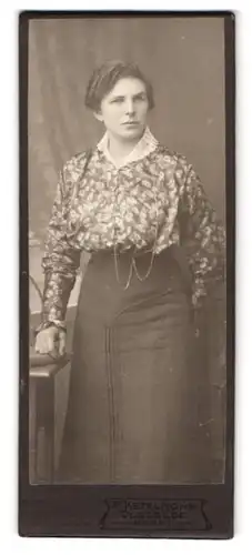 Fotografie H. Ketelhohn, Oldesloe, Portrait junge Dame in hübscher Bluse und Rock