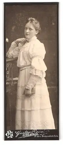 Fotografie Gustav Rasch, Schleswig, Allee u. Bismarckstr. Ecke, Portrait junge Dame in weisser Kleidung