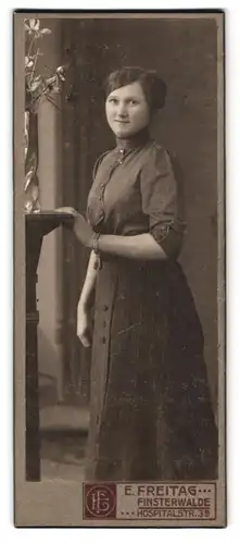 Fotografie E. Freitag, Finsterwalde, Hospitalstrasse 3 a, Portrait junge Dame in modischer Bluse und Rock