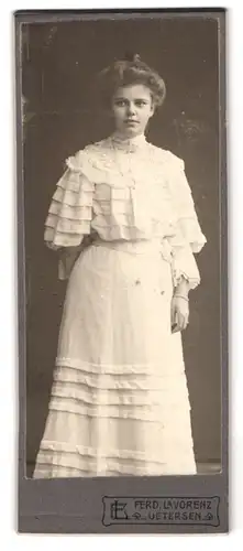 Fotografie Ferd. Lavorenz, Uetersen, Gr. Wulfhagen 16, Portrait junge Dame in zeitgenössischer Kleidung