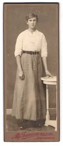 Fotografie Alfr. Thiemann, Meldorf, Süberstrasse, Portrait junge Dame in weisser Bluse und Rock