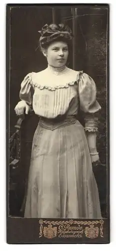 Fotografie C. Remde, Eisenach, Portrait junge Dame in hübscher Kleidung