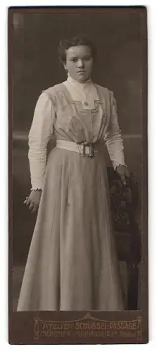 Fotografie Oscar Pöckl, München, Kaufingerstrasse 9 III., Portrait junge Dame im modischen Kleid