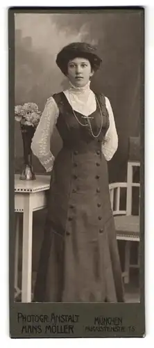 Fotografie Hans Möller, München, Augustenstrasse 75, Portrait junge Dame im modischen Kleid