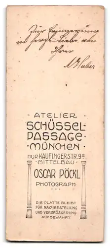 Fotografie Oscar Pöckl, München, Kaufingerstrasse 9 III, Portrait hübsch gekleidete Dame mit Pelz