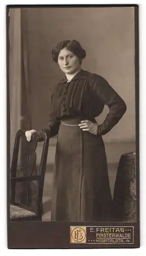 Fotografie Ernst Freitag, Finsterwalde, Hospitalstrasse 4, Portrait junge Dame in modischer Bluse und Rock