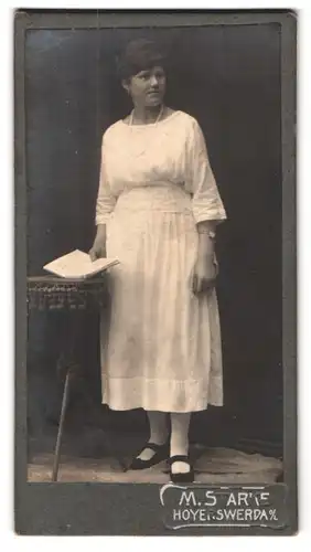 Fotografie M. Starke, Hoyerswerda O /L., Portrait weiss gekleidete Dame mit Buch in der Hand
