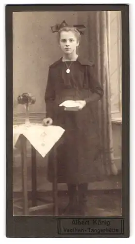 Fotografie Albert König, Vaethen-Tangerhütte, Portrait junge Dame im Kleid mit Buch in der Hand