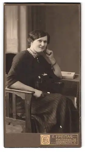 Fotografie E. Freitag, Finsterwalde, Hospitalstrasse 4, Portrait modisch gekleidete Dame mit aufgestütztem Kopf