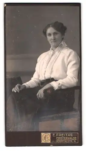 Fotografie E. Freitag, Finsterwalde, Hospitalstrasse 4, Portrait bürgerliche Dame in zeitgenössischer Kleidung