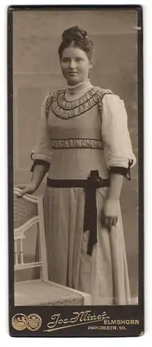 Fotografie Jos. Minet, Elmshorn, Panjestrasse 10, Portrait junge Dame im modischen Kleid